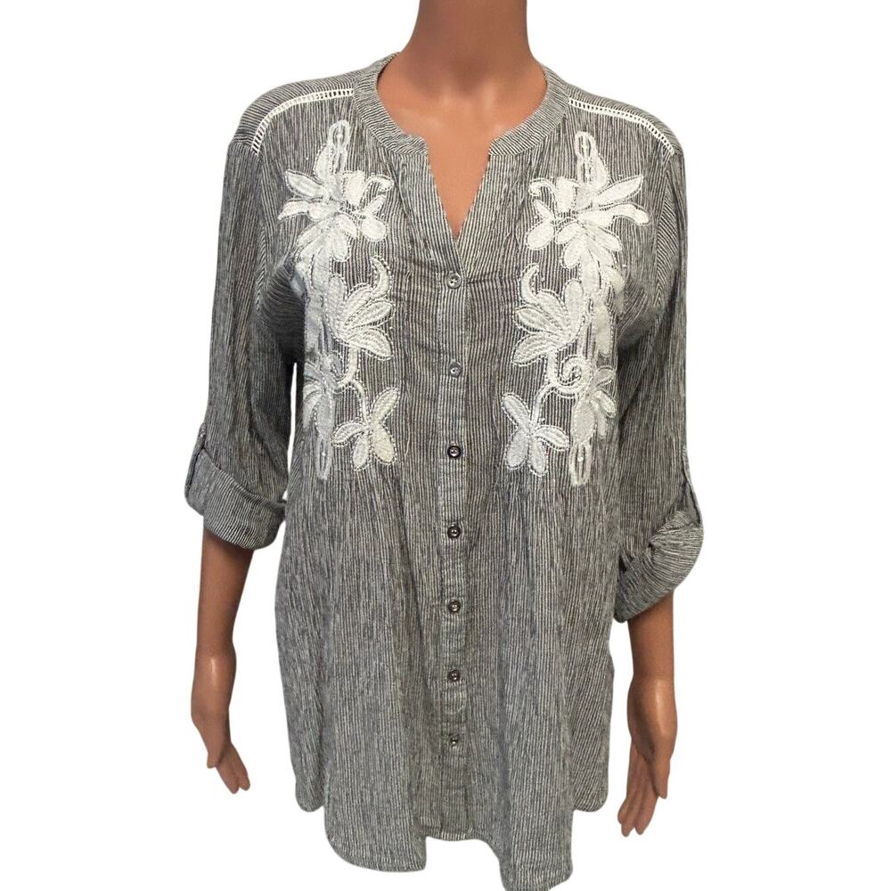 Reba sz L fine stripes with thin lace detail button down shirt